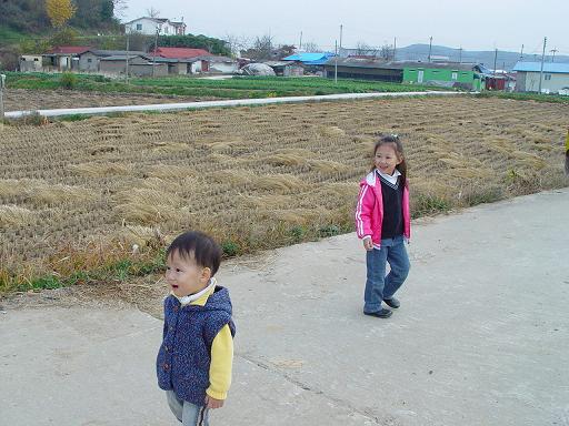 아직 '엄마, 아빠'라는 말 밖에 못하는 동생 보고 세린이는 자꾸만 '누나'하고 불러보라고 재촉합니다. 자기 딴에는 누나라는 소리가 듣고 싶나 봅니다. 